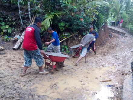 Pembangunan Rabat Jalan RT 10 Dusun Gading